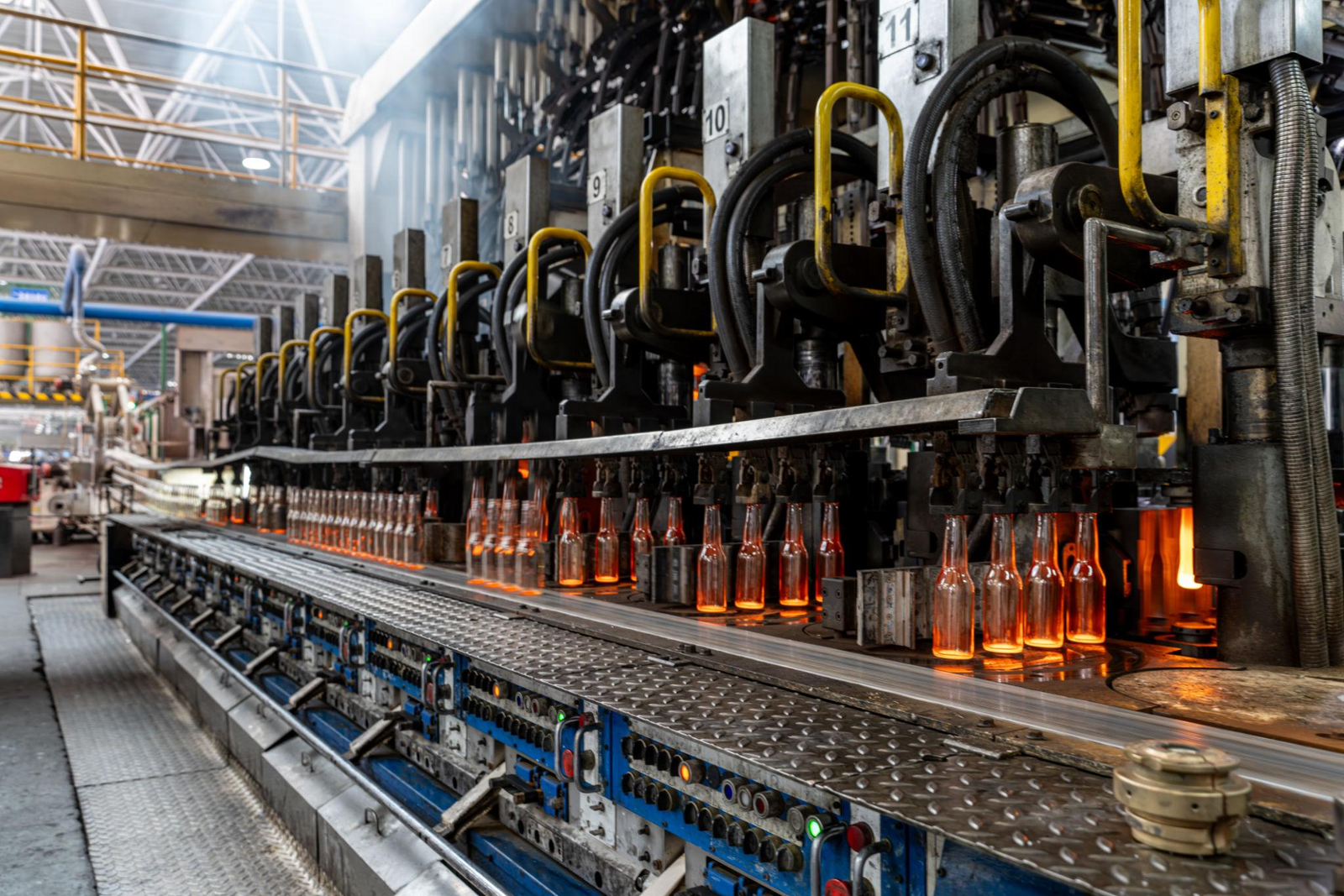 custom glass bottle manufacturer in China providing OEM glass packaging solutions