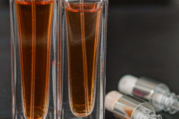 Perfume bottle neck finish comparison showing 13/415 and 15/415 glass threads with crimp pumps